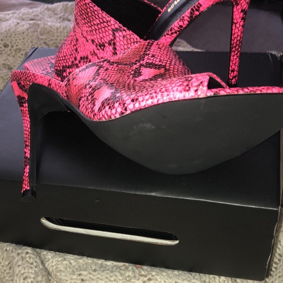 SEXY Fashion Nova Pink Snakeskin Heels SIZE: 8.5 CONDITION: New HEIGHT: 3.5 - Picture 5 of 7